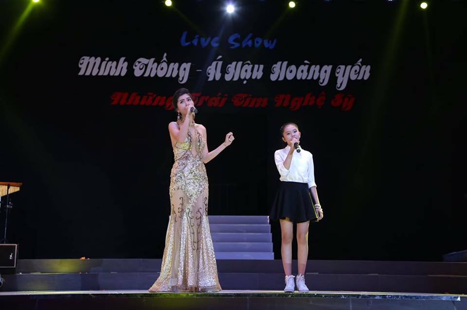 Oanh Yến lần đầu trổ tài ca hát trên sân khấu chuyên nghiệp